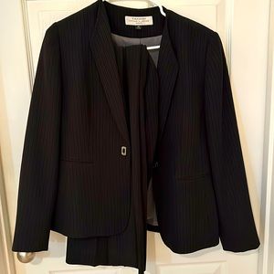 Tahari Classy Business suit for women
